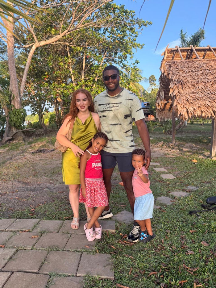 Savimby en Melissa met hun twee dochters in Suriname
